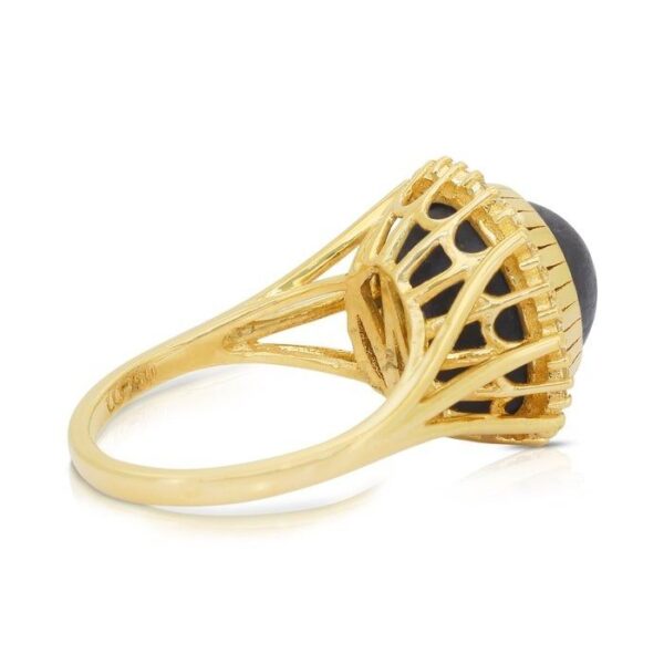 טבעת קוקטייל מהפנטת עם ספיר במשקל 14.74 קרט ויהלומים בזהב צהוב 18 קראט - מתועדת GIA