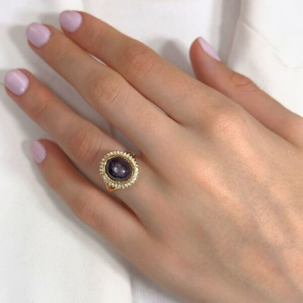 טבעת קוקטייל מהפנטת עם ספיר במשקל 14.74 קרט ויהלומים בזהב צהוב 18 קראט - מתועדת GIA