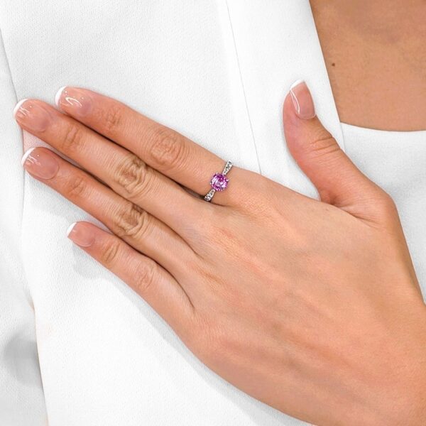 טבעת מהפנטת בזהב לבן 18 קראט, משובצת ספיר ורוד 2.02 קראט ויהלומי פאווה (חדשה-לא נענדה)