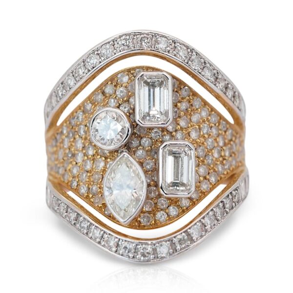 טבעת קוקטייל מהפנטת משובצת יהלומים במשקל 3.03 קראט בזהב צהוב 14 קראט