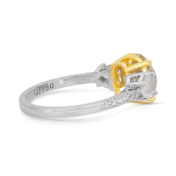 טבעת שלושה יהלומים שובת לב במשקל 3.26 קרט, בזהב לבן וצהוב 18 קראט