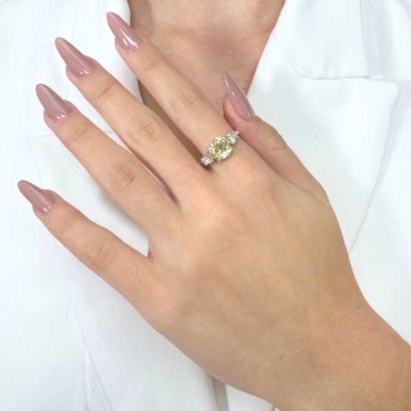 טבעת שלושה יהלומים שובת לב במשקל 3.26 קרט, בזהב לבן וצהוב 18 קראט