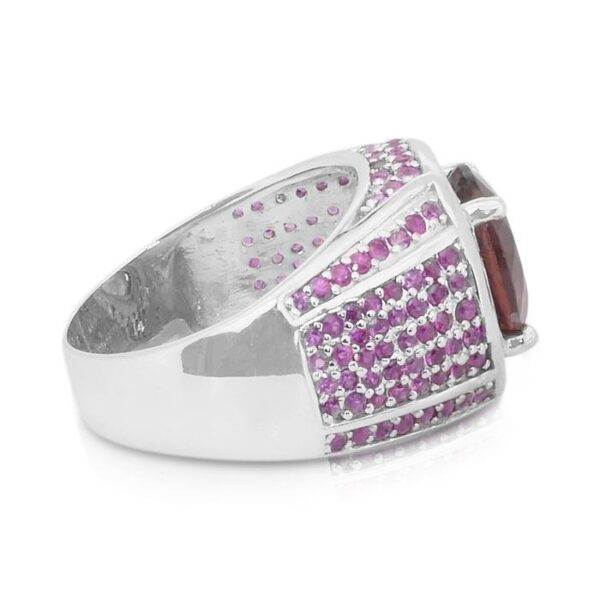 טבעת קוקטייל מהפנטת בזהב לבן 14 קרט, משובצת רובליט, ספירים ויהלומים במשקל 7.40 קרט - מתועדת IGI