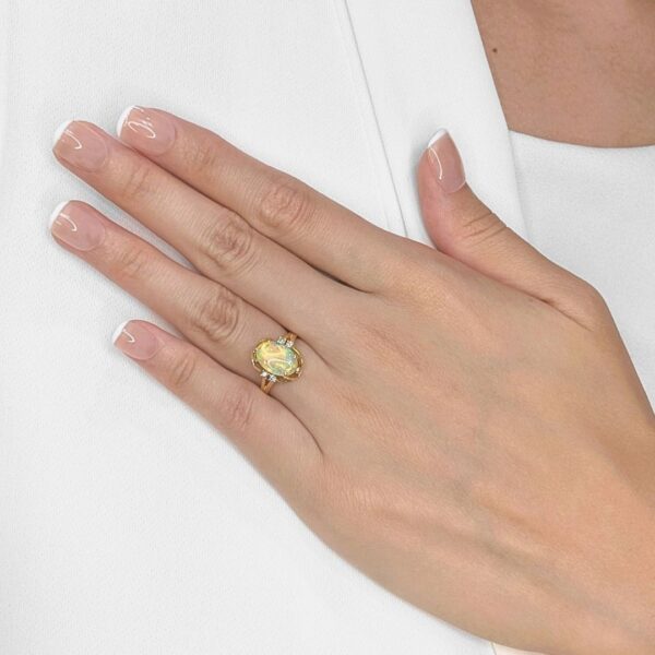 טבעת אופל כחול שובה לב ויהלום טבעי 0.06 קראט בזהב צהוב 20K