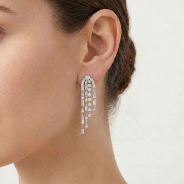 עגילי טיפה מדורגים משובצים יהלומים 2.17 קרט בזהב לבן 18K