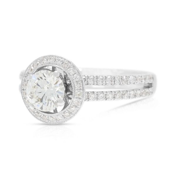 טבעת הילה שמימית מזהב לבן 18K, משובצת יהלום טבעי 1.19ct ופאווה, עם שוקיים כפולות.