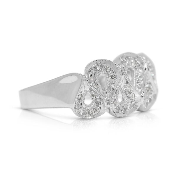 טבעת פילגרין מעוצבת מזהב לבן 18K, משובצת יהלום טבעי 0.19 קראט (חדש)