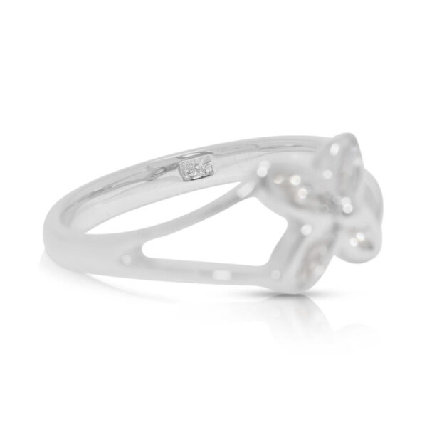 טבעת עלי כותרת שיקית מזהב לבן 18K, משובצת יהלום טבעי 0.12 קראט בחיתוך מרקיזה