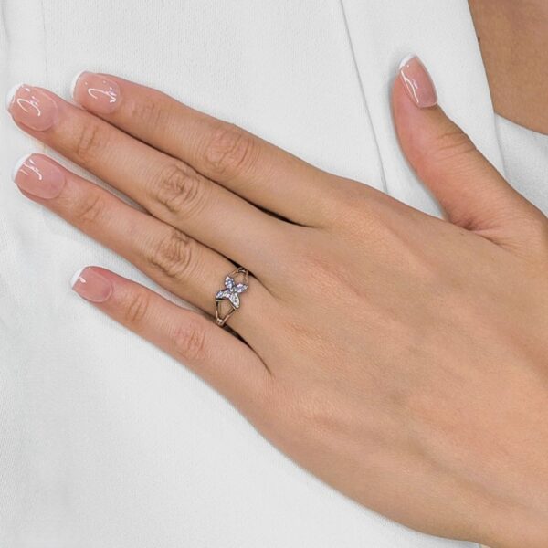 טבעת עלי כותרת שיקית מזהב לבן 18K, משובצת יהלום טבעי 0.12 קראט בחיתוך מרקיזה