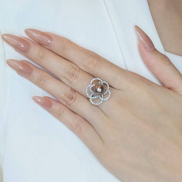 טבעת פנינה ויהלומים אלגנטית במשקל 0.60 קראט בזהב לבן 18 קראט