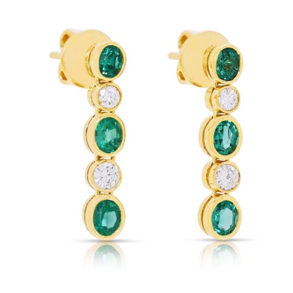עגילים תלויים אלגנטיים בעלי תנועה, משובצים באזמרגד טבעי 0.78ct ויהלומים, בזהב צהוב 18K