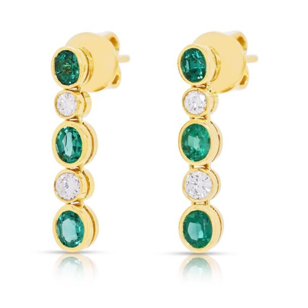 עגילים תלויים אלגנטיים בעלי תנועה, משובצים באזמרגד טבעי 0.78ct ויהלומים, בזהב צהוב 18K