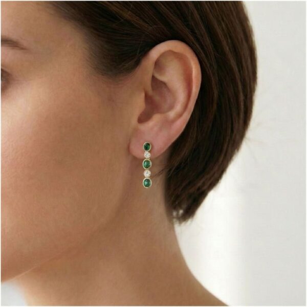 עגילים תלויים אלגנטיים בעלי תנועה, משובצים באזמרגד טבעי 0.78ct ויהלומים, בזהב צהוב 18K