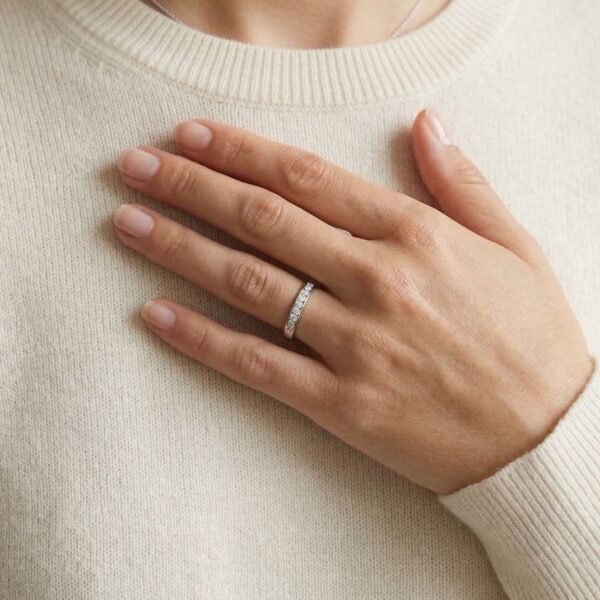 טבעת קלאסית בשיבוץ תעלה יהלום טבעי 0.09ct מזהב לבן 18 קראט