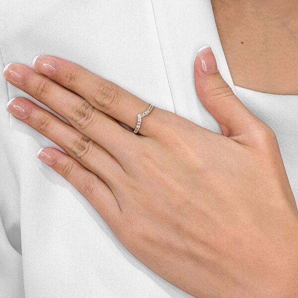 טבעת יהלומים קלאסית בדוגמת שברון 0.22 קראט מזהב צהוב 20 קראט