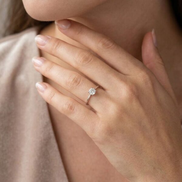 טבעת סוליטר יהלום טבעי קלאסית 0.30ct בזהב לבן 18K