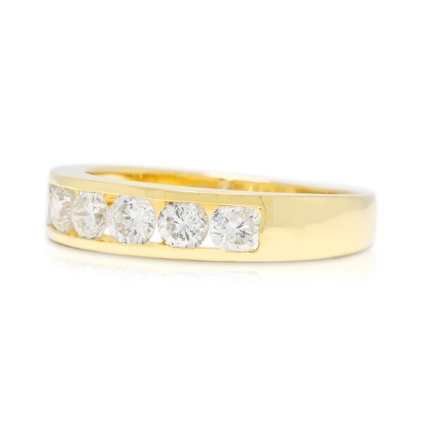 טבעת ערוץ קלאסית מזהב צהוב 18K, משובצת יהלומים טבעיים בחיתוך עגול מבריק במשקל 0.52 קראט