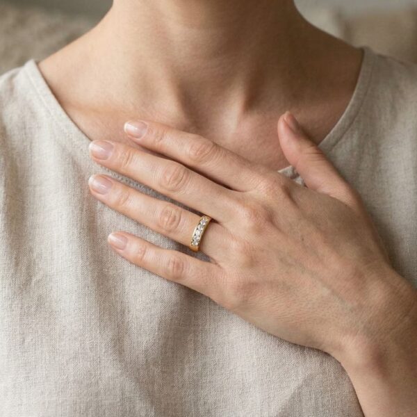 טבעת ערוץ קלאסית מזהב צהוב 18K, משובצת יהלומים טבעיים בחיתוך עגול מבריק במשקל 0.52 קראט