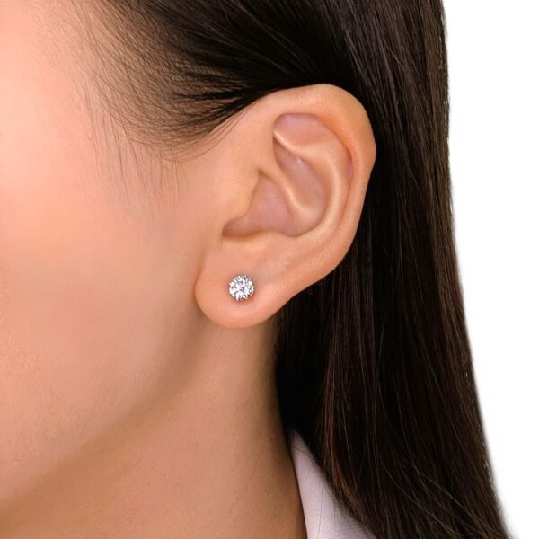 עגילים צמודים סוליטר קלאסיים מיהלום טבעי במשקל 1.10 קרט בחיתוך עגול מבריק בזהב לבן 18 קראט