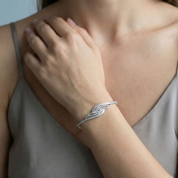 צמיד גל קלאסי מזהב לבן 18 קראט, משובץ יהלומים טבעיים במשקל כולל 1.25 קראט