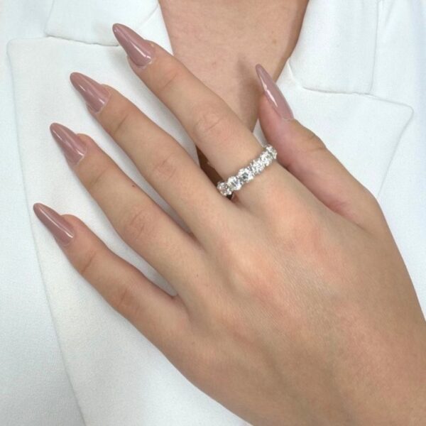 טבעת פס יהלומים קלאסית במשקל 4.11 קראט בזהב לבן 18 קראט - מתועדת IGI