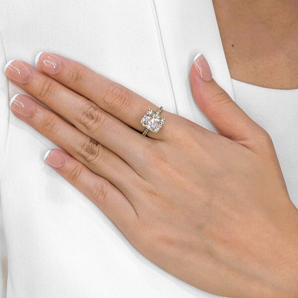 טבעת פאווה יהלומים נוכחת 6.24 קראט עם יהלום מרכזי בליטוש מרובע משופר בזהב צהוב 18 קראט - מתועדת GIA