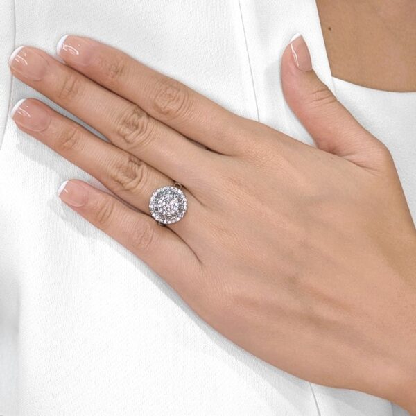 טבעת זהב לבן 18k מרהיבה, משובצת יהלום טבעי 0.60ct בעיצוב הילה כפולה (חדשה-לא נענדה).