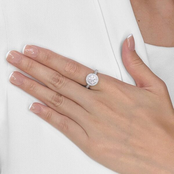 טבעת הילה משובצת פאווה מרהיבה מזהב לבן 18 קראט עם יהלום טבעי 1.01 קראט