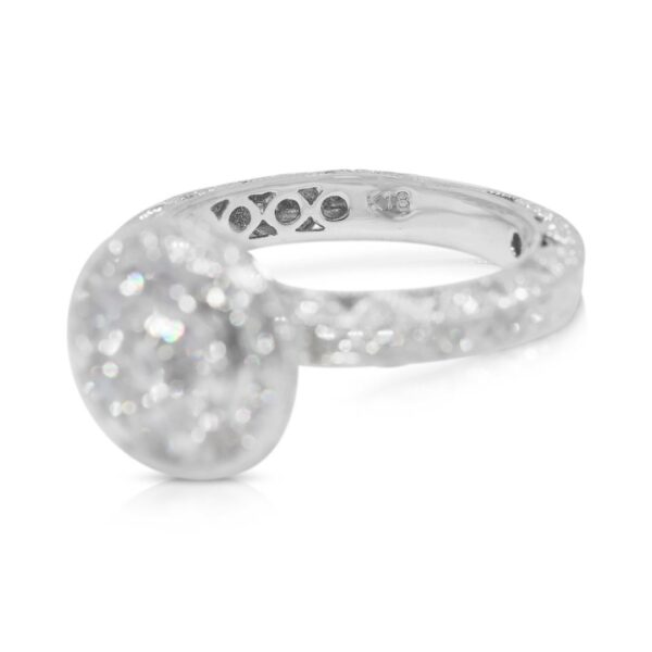 טבעת הילה משובצת פאווה מרהיבה מזהב לבן 18 קראט עם יהלום טבעי 1.01 קראט