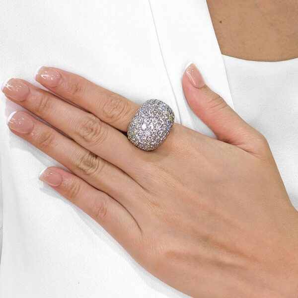 טבעת קוקטייל מרהיבה מזהב לבן 18 קראט משובצת יהלומים במשקל 13.88 קראט - מתועדת IGI