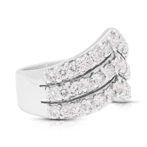 טבעת שברון רב-שורתית יהלומים מסנוורת 1.56 קראט בזהב לבן 18 קראט