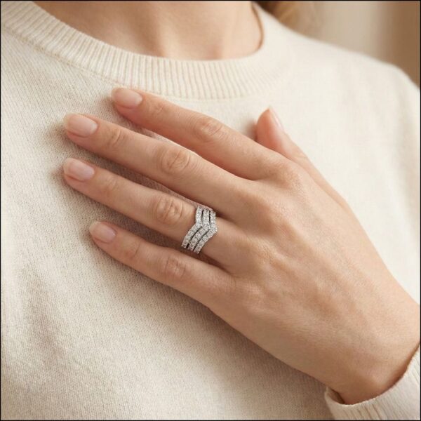 טבעת שברון רב-שורתית יהלומים מסנוורת 1.56 קראט בזהב לבן 18 קראט