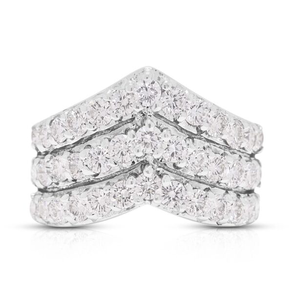 טבעת שברון רב-שורתית יהלומים מסנוורת 1.56 קראט בזהב לבן 18 קראט