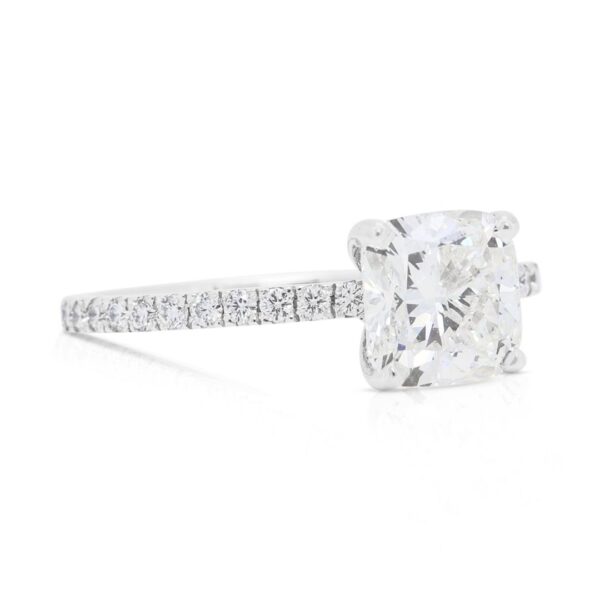 טבעת פאווה מרהיבה מזהב לבן 18 קראט, משובצת יהלומים טבעיים במשקל 1.78 קראט - תעודת GIA