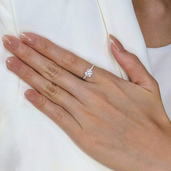 טבעת פאווה מרהיבה מזהב לבן 18 קראט, משובצת יהלומים טבעיים במשקל 1.78 קראט - תעודת GIA