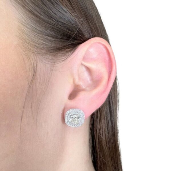 עגילי הילה כפולה מרהיבים מיהלומים במשקל 2.90 קרט בזהב לבן 18 קראט - מתועדת IGI