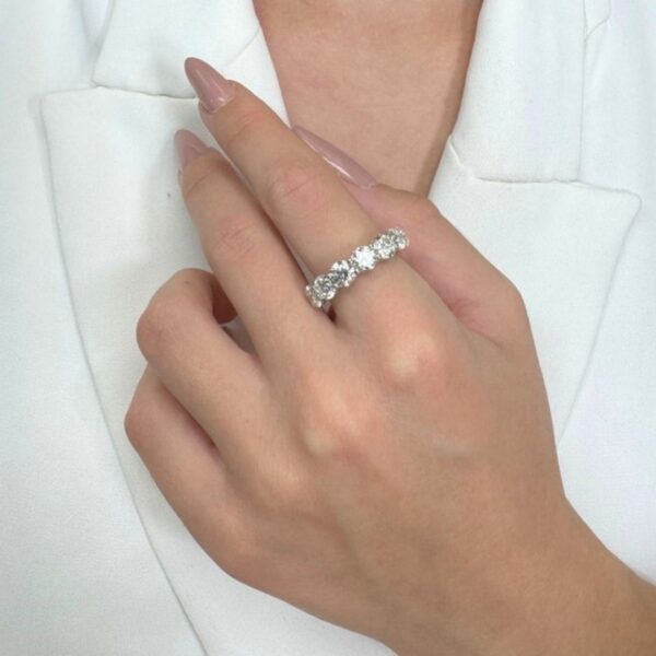 טבעת שבעה יהלומים מרהיבה במשקל 3.63 קראט בזהב לבן וצהוב 18 קראט - מתועדת IGI