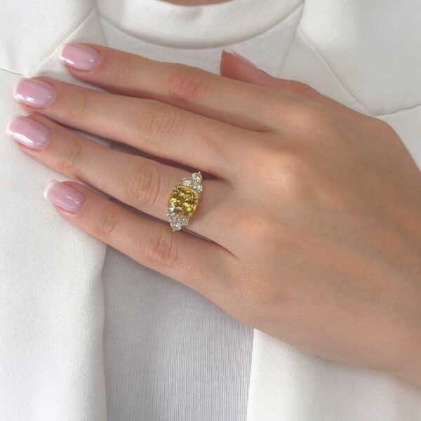 טבעת פאווה מרהיבה משובצת זירקון 7.01 קראט ויהלומים בזהב צהוב 14 קראט - מתועדת GIA