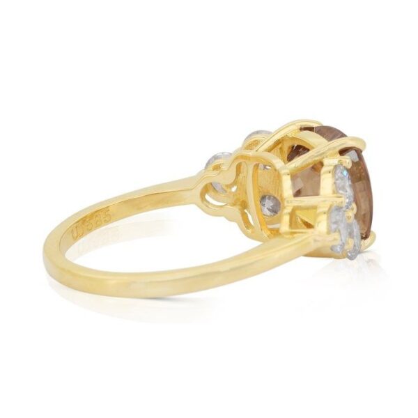 טבעת פאווה מרהיבה משובצת זירקון 7.01 קראט ויהלומים בזהב צהוב 14 קראט - מתועדת GIA