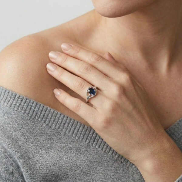 טבעת סוליטר ספיר כחול מחומם 0.74ct עמוק עם חישוק מפוצל בזהב לבן 14K