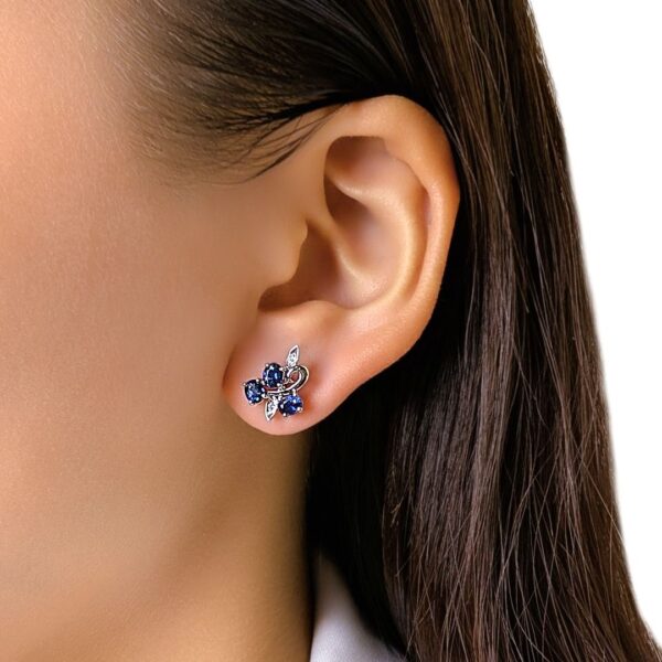 עגילי פרחים עדינים משובצים ספיר ויהלומים במשקל 0.62 קרט בזהב לבן 14 קרט