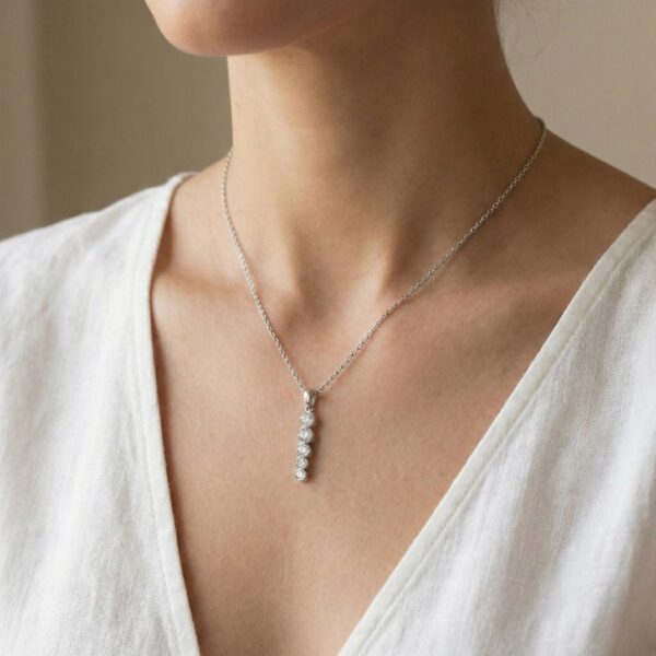 תליון טיפה מדורג מעצבים של Larry Jewelry, משובץ חמישה יהלומים טבעיים במשקל כולל של 0.45 קראט, בזהב לבן 18 קראט