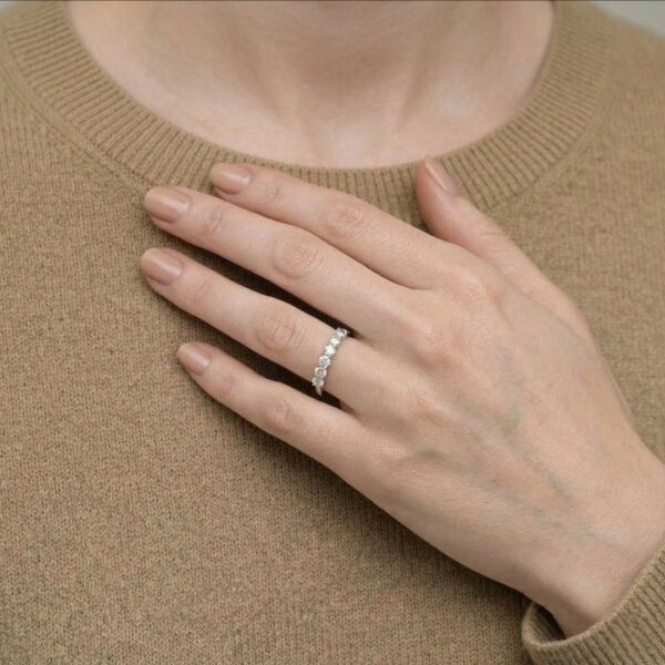 טבעת Destinee שישה יהלומים טבעיים 0.60ct בזהב לבן 18K