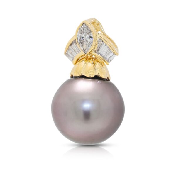 תליון מרשים מיהלום טבעי במשקל 0.35 קראט ופנינת ים הדרום בזהב צהוב 18 קראט