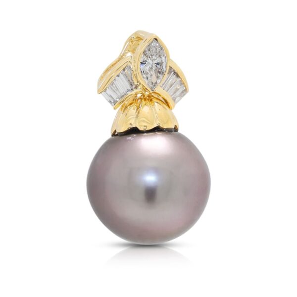 תליון מרשים מיהלום טבעי במשקל 0.35 קראט ופנינת ים הדרום בזהב צהוב 18 קראט