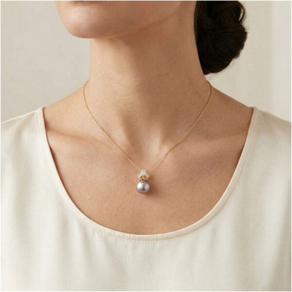 תליון מרשים מיהלום טבעי במשקל 0.35 קראט ופנינת ים הדרום בזהב צהוב 18 קראט