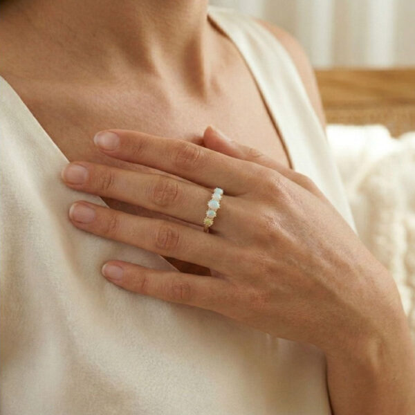 טבעת חמש אבנים חלומיות של אופל קבושון במשקל 1.78g בזהב ורוד 9K