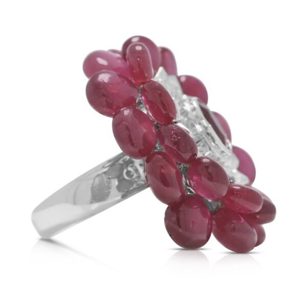 טבעת פאר זוהרת עם רובי 2.48 קראט ויהלומים טבעיים בזהב לבן 18K