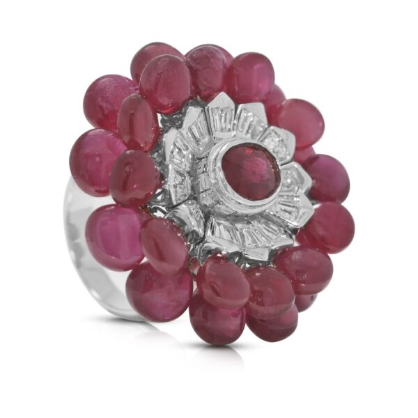 טבעת פאר זוהרת עם רובי 2.48 קראט ויהלומים טבעיים בזהב לבן 18K