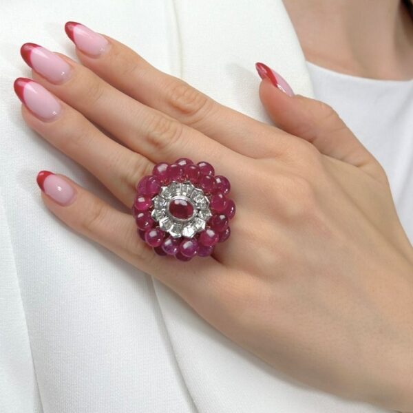 טבעת פאר זוהרת עם רובי 2.48 קראט ויהלומים טבעיים בזהב לבן 18K